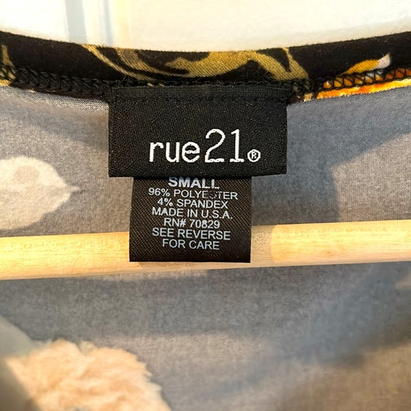 Rue 21 top. Size small - Picture 3 of 3